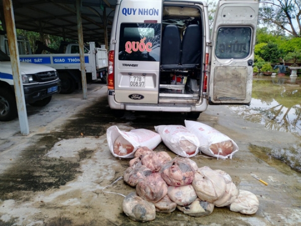 Ph&aacute;t hiện xe kh&aacute;ch chở nửa tấn nội tạng thối