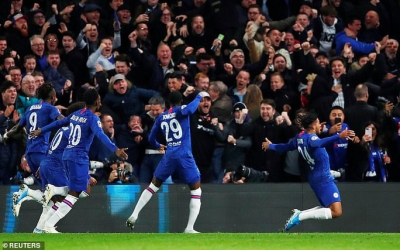 Sao trẻ Abraham quyết ghi b&agrave;n, Chelsea mơ so&aacute;n ng&ocirc;i Man City