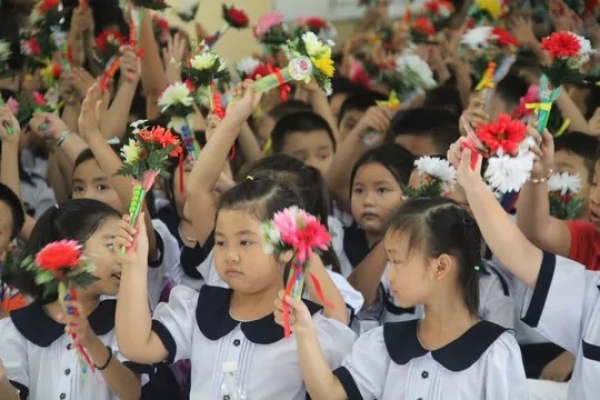 Học sinh TP HCM tựu trường vào ngày 19-8