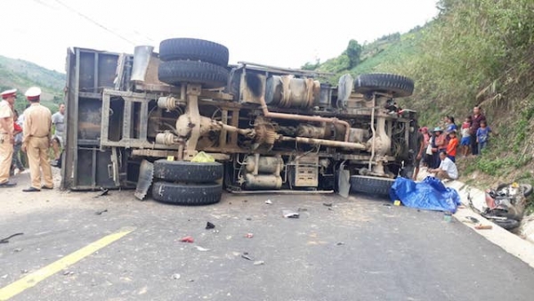 Xe m&aacute;y đối đầu xe tải, một người chết, QL9 &ugrave;n tắc nhiều km