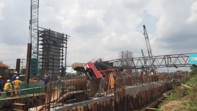 Cần cẩu dự &aacute;n chống ngập 10.000 tỷ sập đ&egrave; nh&agrave;, d&acirc;n th&aacute;o chạy