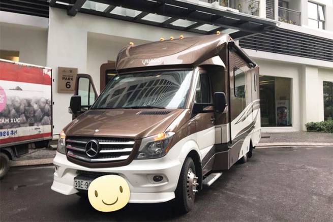 Nh&agrave; di động Mercedes-Benz 7 chỗ ngồi, c&oacute; giường đ&ocirc;i xuất hiện giữa thủ đ&ocirc;