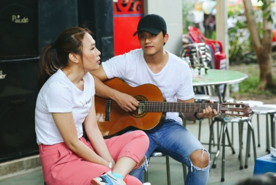Mai Tài Phến nhìn Mỹ Tâm say đắm khi đệm đàn hát