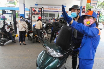 "C&uacute; đấm" tăng gi&aacute; xăng