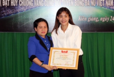 Ki&ecirc;n Giang vinh danh nữ trung vệ quả cảm Chương Thị Kiều