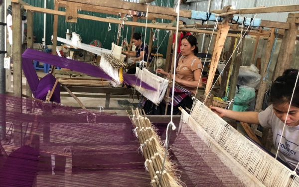 Hỗ trợ phụ nữ dân tộc thiểu số tại các làng nghề dệt truyền thống