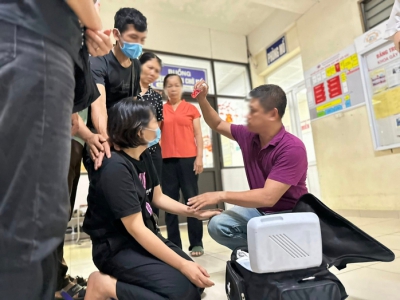 Vợ quỳ gối tiễn biệt các tạng của chồng lên đường đến hồi sinh nơi khác