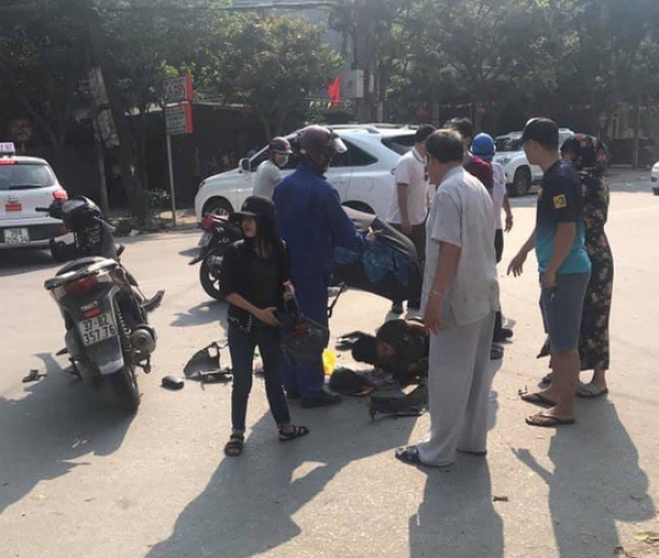 Va chạm xe &ocirc; t&ocirc; tr&ecirc;n đường đi học về, chị tử vong, em nguy kịch