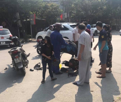 Va chạm xe &ocirc; t&ocirc; tr&ecirc;n đường đi học về, chị tử vong, em nguy kịch