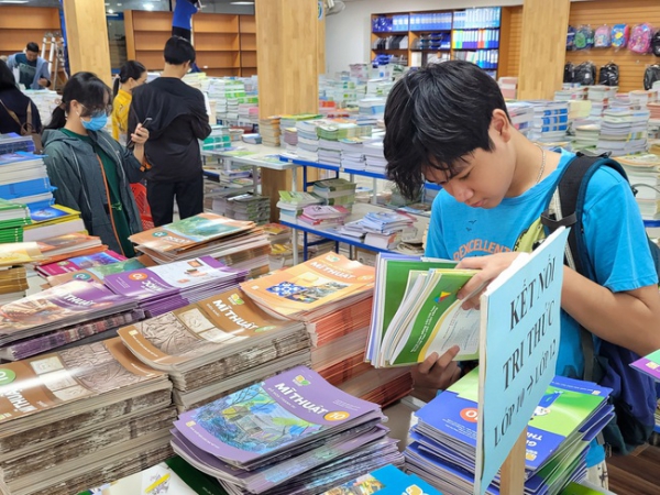 Một bộ sách giáo khoa: Con đường ngắn nhất để bảo đảm công bằng và chất lượng