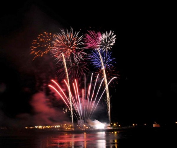 TP.HCM bắn ph&aacute;o hoa 3 điểm mừng ng&agrave;y đất nước thống nhất