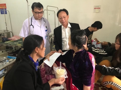 Trích quỹ tặng quà cho hàng trăm b&ecirc;̣nh nh&acirc;n đón T&ecirc;́t trong b&ecirc;̣nh vi&ecirc;̣n