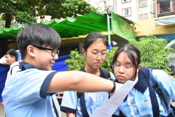 Đội nắng dầm mưa chờ con, nhiều phụ huynh tỏ ra lạc quan với đề thi năm nay