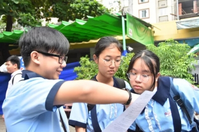 Đội nắng dầm mưa chờ con, nhiều phụ huynh tỏ ra lạc quan với đề thi năm nay