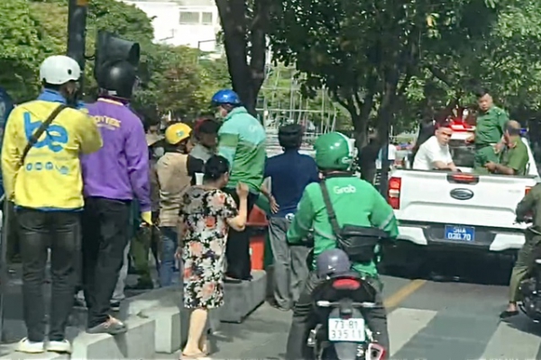Phải mạnh tay với thanh niên dẫn chó, đánh người