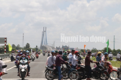 Những h&igrave;nh ảnh l&agrave;m "xấu" cầu V&agrave;m Cống ng&agrave;y đầu th&ocirc;ng xe