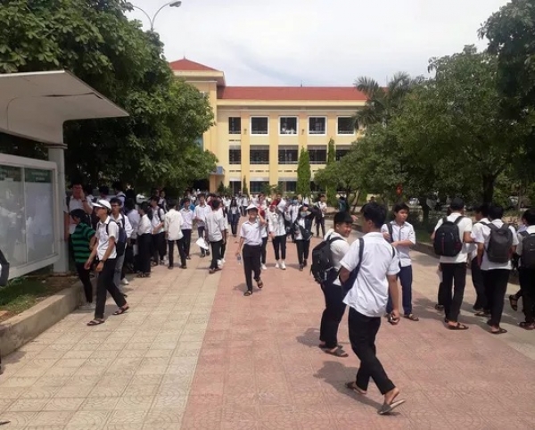 Đình chỉ 2 cán bộ coi thi, vì ký nhầm trên bài làm của 24 thí sinh