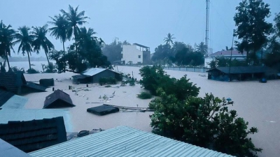 Nước lũ đổ về ồ ạt, nhà ngập tới mái ở Đắk Lắk