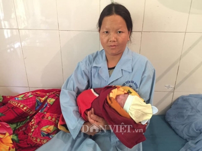 Hy hữu đỡ đẻ cho thai phụ rơi xuống khe n&uacute;i s&acirc;u 10 m&eacute;t s&aacute;ng 26 Tết