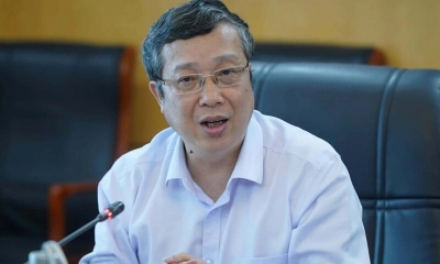 Bắt tạm giam Thứ trưởng Bộ N&ocirc;ng nghiệp v&agrave; M&ocirc;i trường Ho&agrave;ng Trung
