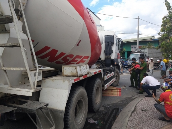 C&ocirc; g&aacute;i v&agrave; xe m&aacute;y bị xe bồn t&ocirc;ng tr&uacute;ng, cuốn v&agrave;o gầm, tử vong