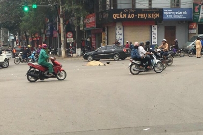 Đi biếu qu&agrave; tết, người đ&agrave;n &ocirc;ng bị xe tải t&ocirc;ng tử vong