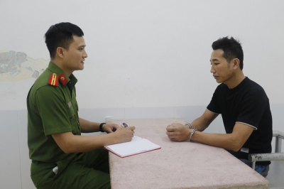 Công an thông tin vụ phụ huynh xông vào trường đánh tới tấp cô giáo, bắt đứng dưới mưa