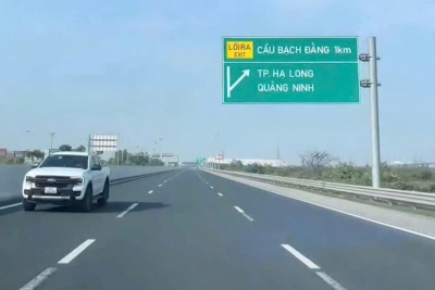 Người phụ nữ điều khiển ôtô chạy ngược chiều trên cao tốc ở làn 120 km/giờ