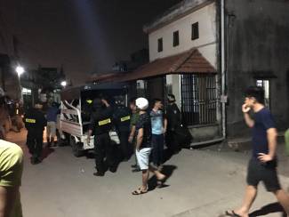 Người đàn ông cầm dao chém 2 vợ chồng rồi vào nhà cố thủ