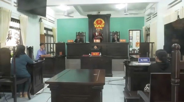 Cụ ông dẫn người tình về chụp ảnh trước bàn thờ vợ gây phẫn nộ