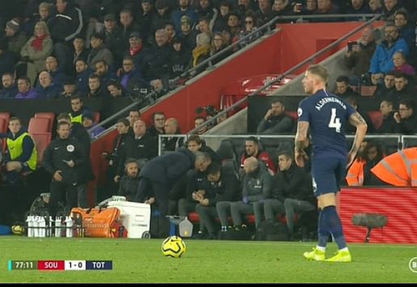 Mourinho "tấu h&agrave;i" khi Tottenham thất bại v&igrave; VAR