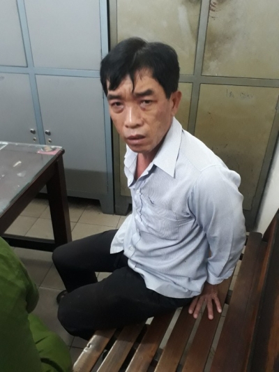 Đối tượng mang 5 tiền &aacute;n vẫn tiếp tục trộm cắp trước cửa h&agrave;ng tiện lợi