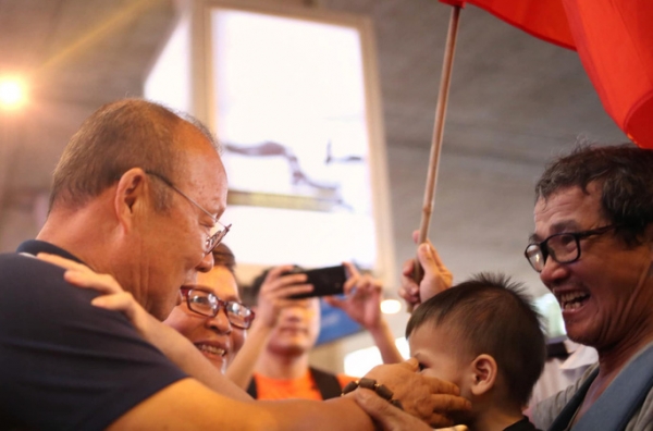 HLV Park Hang-seo nhận nhiều chia sẻ từ người h&acirc;m mộ trong ng&agrave;y trở về TP HCM