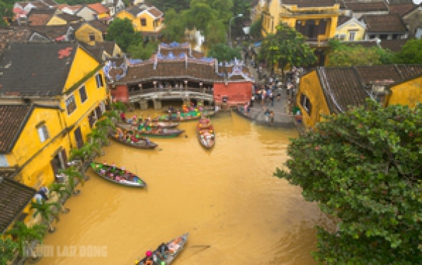Phố cổ Hội An lại ngập, người d&acirc;n tất bật dọn lũ