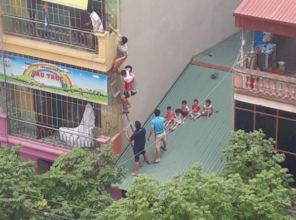 Ch&aacute;y ở trường mầm non, người d&acirc;n bắc thang giải cứu h&agrave;ng chục trẻ