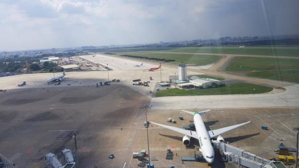 Thanh ni&ecirc;n trần truồng x&acirc;m nhập s&acirc;n bay T&acirc;n Sơn Nhất