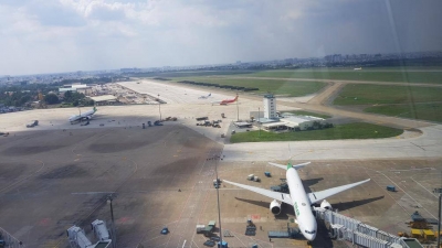 Thanh ni&ecirc;n trần truồng x&acirc;m nhập s&acirc;n bay T&acirc;n Sơn Nhất