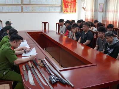 29 thanh, thiếu niên cầm súng, dao kiếm vô cớ chặn đánh người dân đi đường
