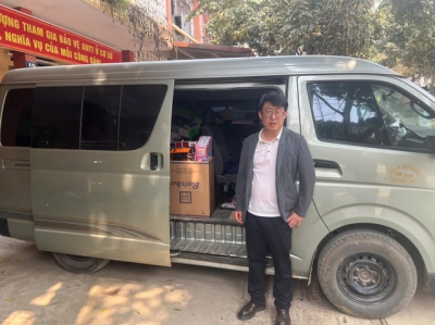 Nhóm người nước ngoài đi xe ô tô, bán hàng giảm giá có dấu hiệu lừa đảo