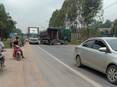 Xe kh&aacute;ch va chạm xe đầu k&eacute;o, 5 người thương vong