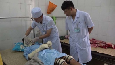 Bếp gas c&ocirc;ng nghiệp ph&aacute;t nổ trong đ&aacute;m tang, nhiều người bỏng nặng