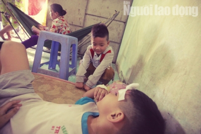 Vợ chồng chết dưới b&aacute;nh container, 3 trẻ chơi vơi trong đ&ecirc;m đầu thiếu hơi cha mẹ