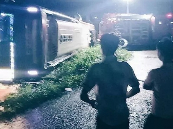 Một phụ nữ v&agrave; 1 em nhỏ văng ra ngo&agrave;i xe kh&aacute;ch tử vong tại chỗ