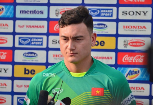 Thủ m&ocirc;n Đặng Văn L&acirc;m trở lại, giải th&iacute;ch vụ phản ứng trọng t&agrave;i khi đ&aacute; ở Th&aacute;i Lan