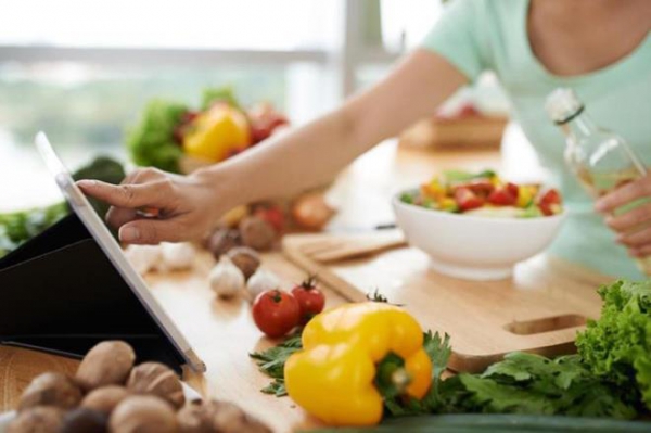 Uống nước ép, ăn chế độ thực dưỡng có chữa được ung thư?