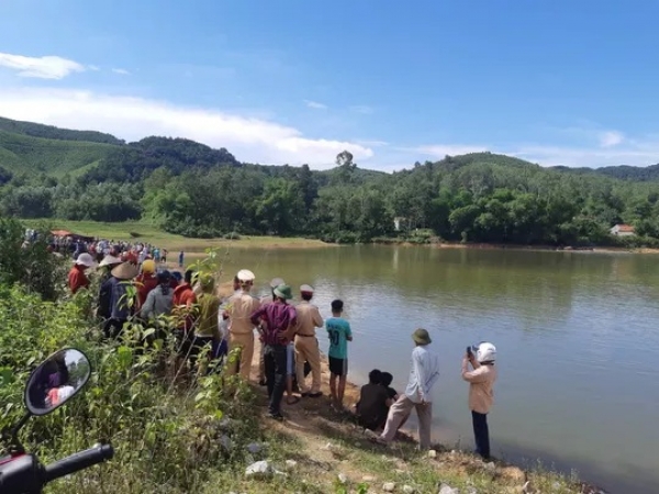 Rủ nhau ra đập chơi, 5 em học sinh lớp 8 cùng đuối nước thương tâm