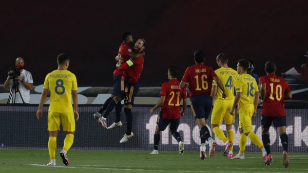 Thần đồng Barca phá kỷ lục tồn tại gần trăm năm