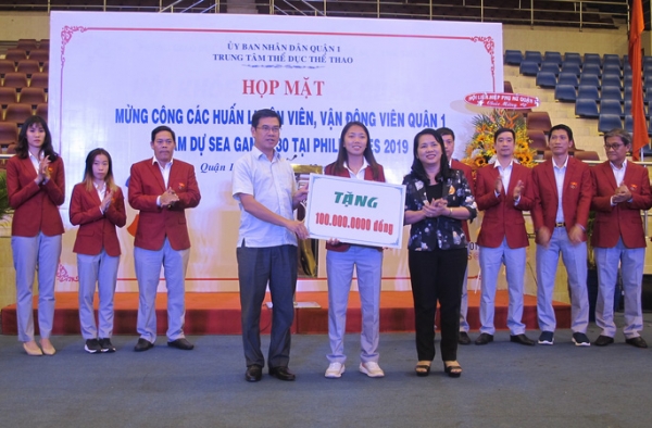 Trung t&acirc;m TDTT Quận 1 khen thưởng HLV, VĐV tham dự SEA Games 30