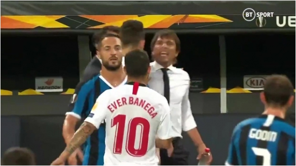 Bị chế giễu đội tóc giả, HLV Conte đòi &quot;ăn thua&quot; với tiền vệ Sevilla