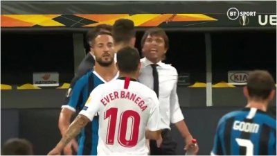 Bị chế giễu đội tóc giả, HLV Conte đòi &quot;ăn thua&quot; với tiền vệ Sevilla